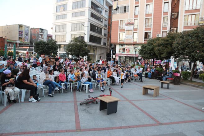 Pazar’da çocuklar doyasıya eğlendiaber: CEVAHİR TOPALOĞLU 