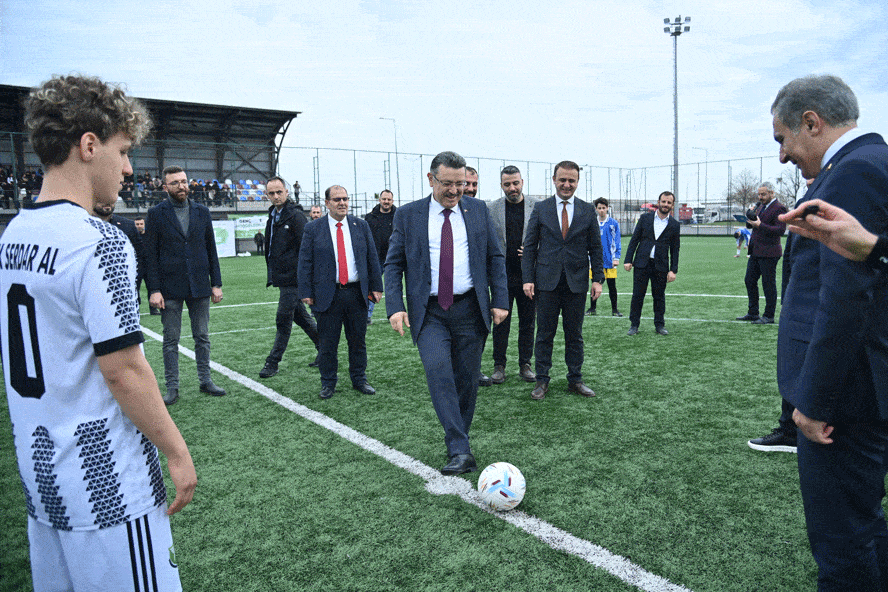 Başkan Genç, Gençlik Futbol Turnuvası’nın Startını Verdi