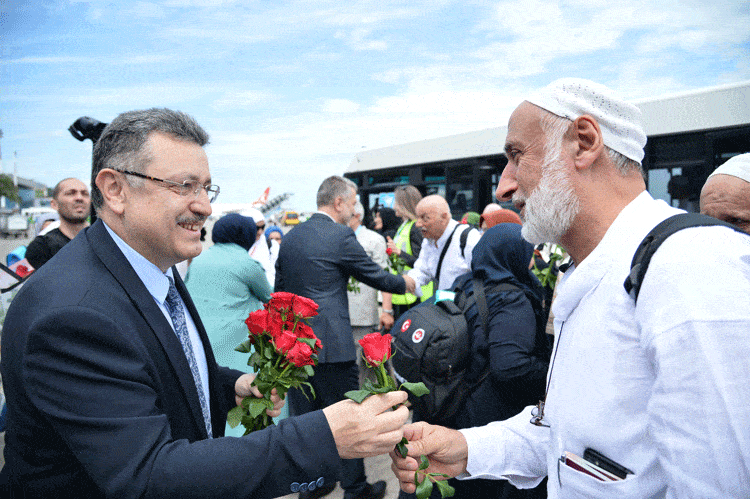 Başkan Genç'ten Hacılara çiçekli karşılama