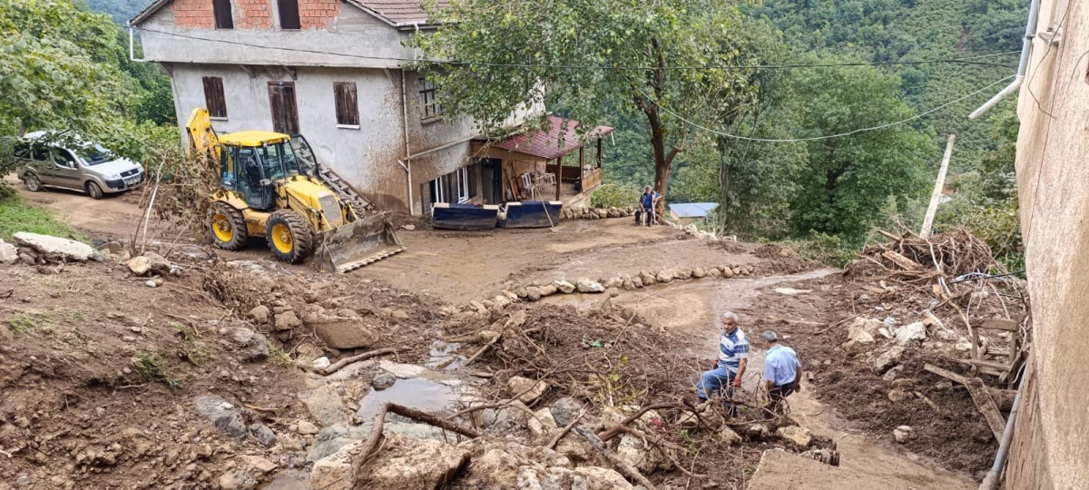 Ortahisar Belediyesi, sel ve heyelan yaşanan ilçelerde canla başla çalışmalarını sürdürüyor